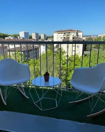 A 300 M Du Et Des Commerces *
